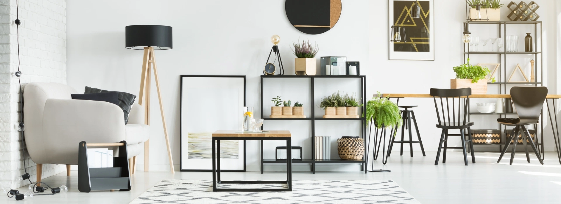 salon z minimalistycznymi meblami